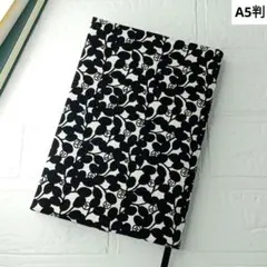 ハンドメイドブックカバー　A5判　　花柄　ミニツバキ　椿　モノトーン