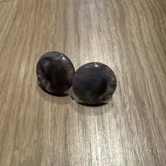 紫色の円形スタッドピアス