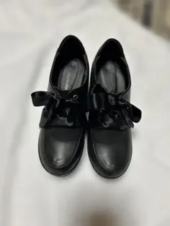 リボン付きブラックプラットフォームヒールシューズ