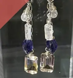 いちご様　専E イニシャルキーホルダー　白×水色系マトリカリア　パール入り いちご様 専E イニシャルキーホルダー 白×水色系マトリカリア パール