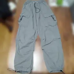 グレー