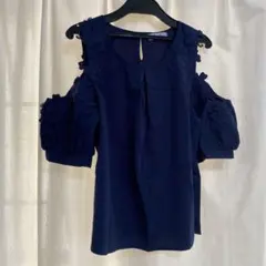 【新品　未使用】 byebye 肩あきトップス　花柄　シャツのサムネイル