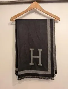 ブラック×グレーのロングマフラー