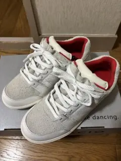 via SANGACIO ニューバランス バンクシー スニーカーのサムネイル
