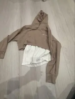 フード付きベージュクロップドトレーナー