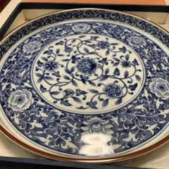 青白い花柄の陶器皿