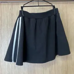 黒のフレアスカート サイドストライプ付き