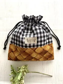 チェック柄のバスケット風巾着袋