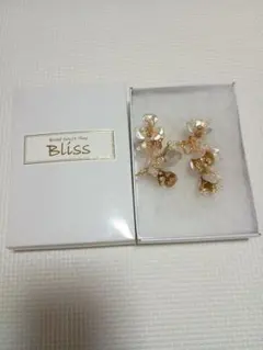 Bliss 花モチーフ ウェディング　イヤリング ゴールド ホワイト