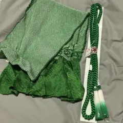 緑色の伝統的な帯締め帯揚げのセット