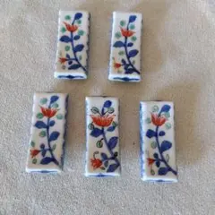 有田焼　華山萬右衛門作　染錦花紋　箸置揃い