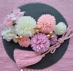 白とピンクとラベンダーのピンポンマムと桜色のタッセルの髪飾り