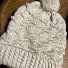 #値下げ　ホワイト ケーブル編み ニット帽 ポンポン付き