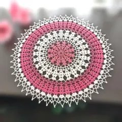 ばら色のレース編みドイリー　テーブルセンター　インテリア