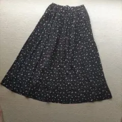 ハニーズ　黒花柄ロングスカート