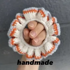 ハンドメイド かぎ針編み フリルシュシュ ホワイト×オレンジ×スカイブルー