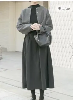 グレーのクロップジャケットとブラックワンピースセットアップ