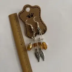 ハンドメイド　琥珀色ビーズの羽根モチーフピアス