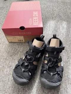 KEEN CNX サンダル 黒　22.5cm