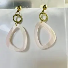 やさしいピンクの揺れるピアス ハンドメイド