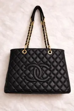 エレガントなキルティングチェーンバッグ ブラック 上品ゴールド金具 大容量トート
