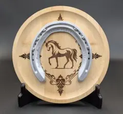 未使用の競走馬用蹄鉄を打ち付けたプレート