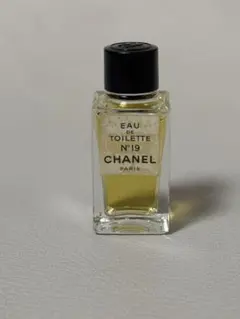 CHANELシャネル　 N°19 オードトワレ　ミニ香水　5ml