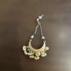 ハンドメイド金色三日月型フープピアス　片耳のみ　単品