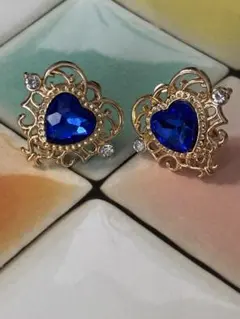 青いハート型イヤリング