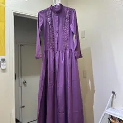 紫色のレース装飾マキシ丈ワンピース