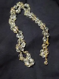 キラキラ光るロングネックレス