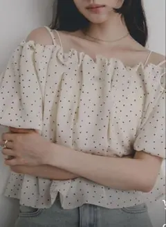 新品未使用　タックオフショルダー ブラウスのサムネイル