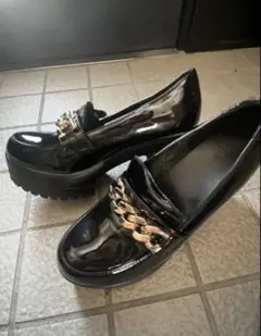 厚底ブラックローファー