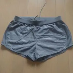 TIGORA グレー ストライプ ショートパンツ