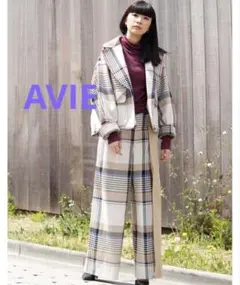 AVIE マルチチェックタックパンツ
