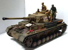 〚塗装完成品〛タミヤ1/35 四号戦車G型（初期生産車）タンククルー/歩兵付きのサムネイル