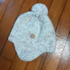 ニットキャップ　白系　ボンボン付き