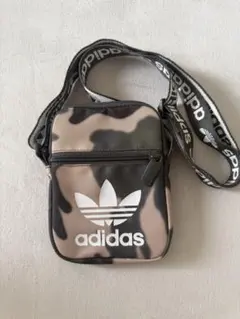 【値下げ！】adidas ショルダーバッグ ミニバッグ 迷彩 カモフラのサムネイル