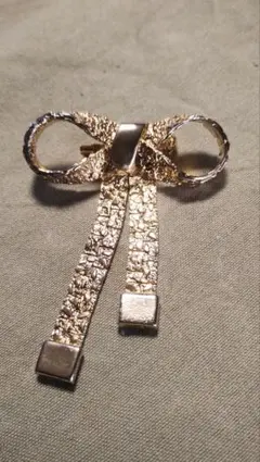 ブローチ 揺れるリボン型