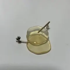 透明な淡い黄色の樹脂ピアス