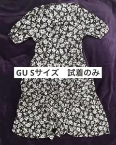 美品　GU ジーユー　フラワー Vネックティアードワンピース 黒 Sサイズ