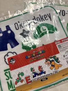 スーパーマリオのミニタオル2枚とオマケ4個付き