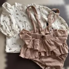 ホワイト花柄トップスとベージュロンパース