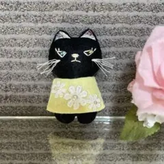 おすまし猫ちゃん 浅葱色 ハンドメイドマスコットブローチ - メルカリ