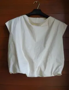 新品ZARA クリームホワイト 半袖トップスのサムネイル