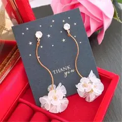 数量限定❣️揺れる ホワイトフラワー 大人可愛い♡ ハンドメイドピアス イヤリング