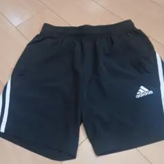 adidas 黒 ハーフパンツ サイドストライプ