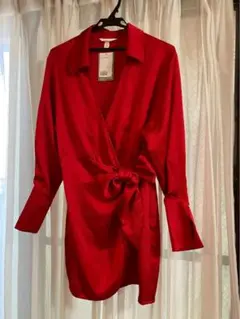 赤い長袖ラップドレス