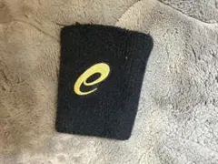 e ロゴ付き 黒 リストバンド　アシックス