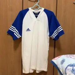 adidas ホワイト ブルー Vネック シャツ